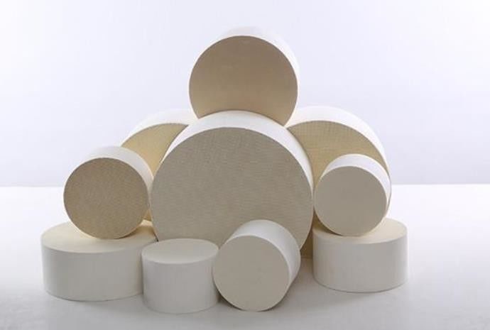 MgO Al2O3 SiO2 Ceramic Honeycomb Catalyst Mendukung Semua Mesin Kendaraan On Road Off Road